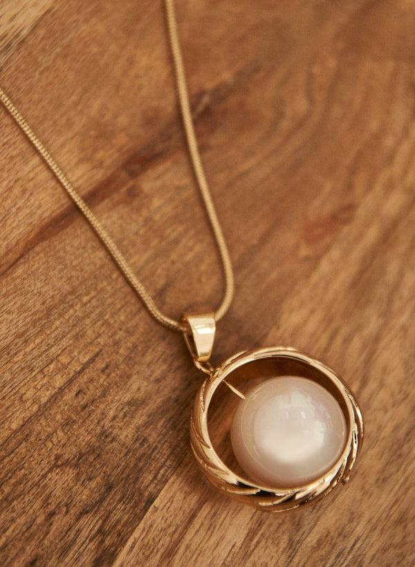 Laura Pearl Pendant Necklace