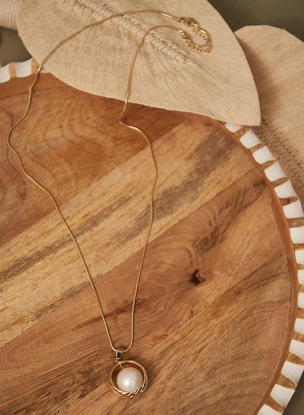 laura Pearl Pendant Necklace